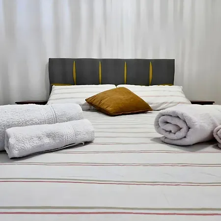 Spacious 3 Bedroom Renovated 500 M From The Beaches شقة