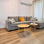 Spacious 3 Bedroom Renovated 500 M From The Beaches *