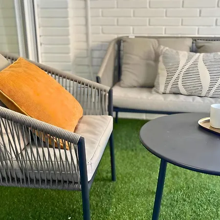 Spacious 3 Bedroom Renovated 500 M From The Beaches *
