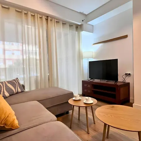 Spacious 3 Bedroom Renovated 500 M From The Beaches Apartment *