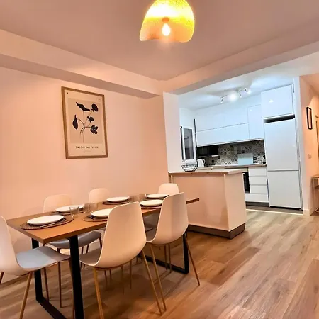 Spacious 3 Bedroom Renovated 500 M From The Beaches Apartment *