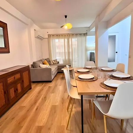 Spacious 3 Bedroom Renovated 500 M From The Beaches アパート トレビエハ