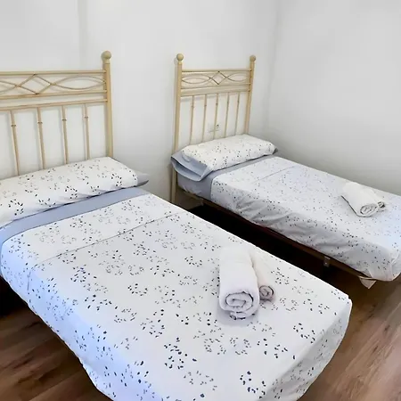 Spacious 3 Bedroom Renovated 500 M From The Beaches *