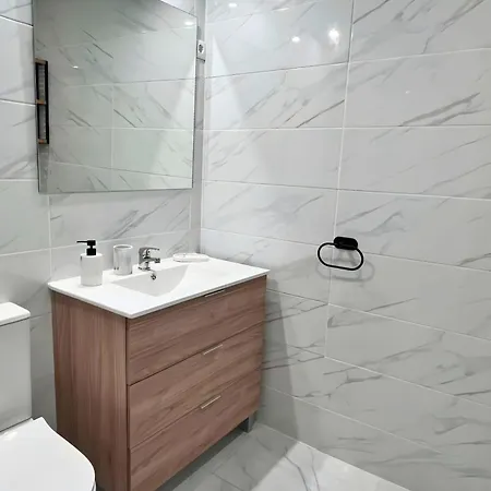 Spacious 3 Bedroom Renovated 500 M From The Beaches アパート *