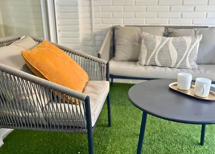 Spacious 3 Bedroom Renovated 500 M From The Beaches *