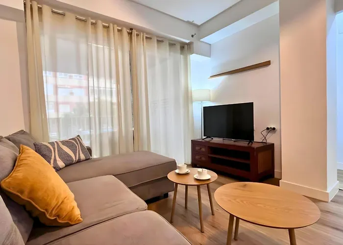 Spacious 3 Bedroom Renovated 500 M From The Beaches Apartment *