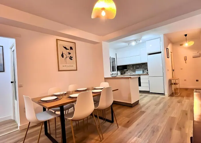 Spacious 3 Bedroom Renovated 500 M From The Beaches Apartment *