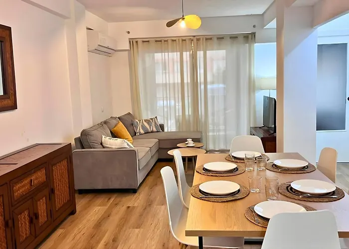 Spacious 3 Bedroom Renovated 500 M From The Beaches Apartment *