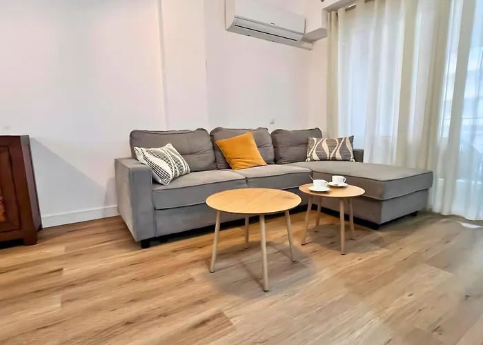 Spacious 3 Bedroom Renovated 500 M From The Beaches *