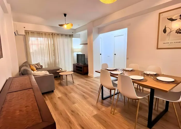 Spacious 3 Bedroom Renovated 500 M From The Beaches Apartment *