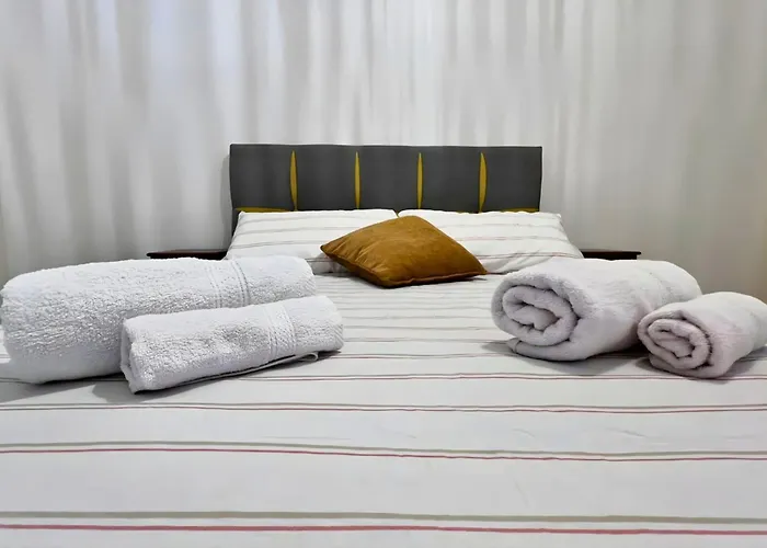 Spacious 3 Bedroom Renovated 500 M From The Beaches Apartment