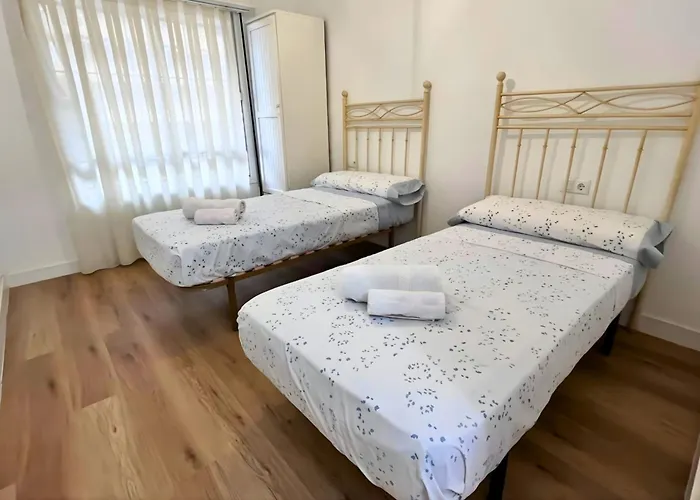 Spacious 3 Bedroom Renovated 500 M From The Beaches Apartment