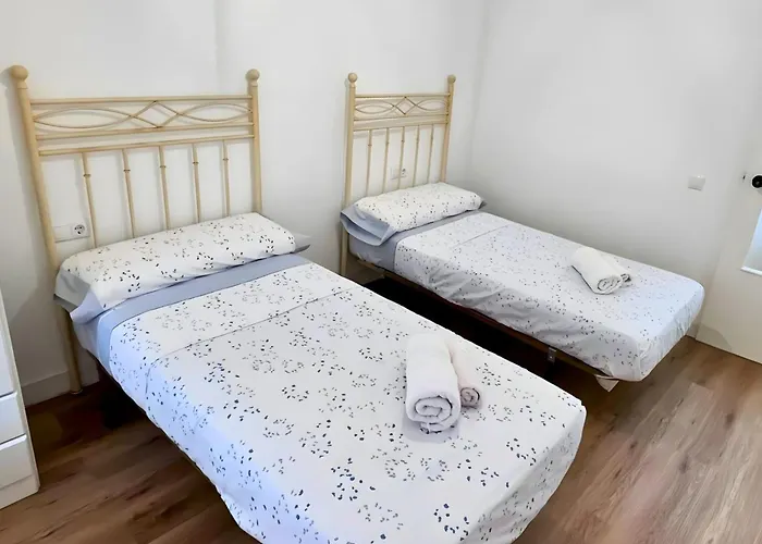 Spacious 3 Bedroom Renovated 500 M From The Beaches *