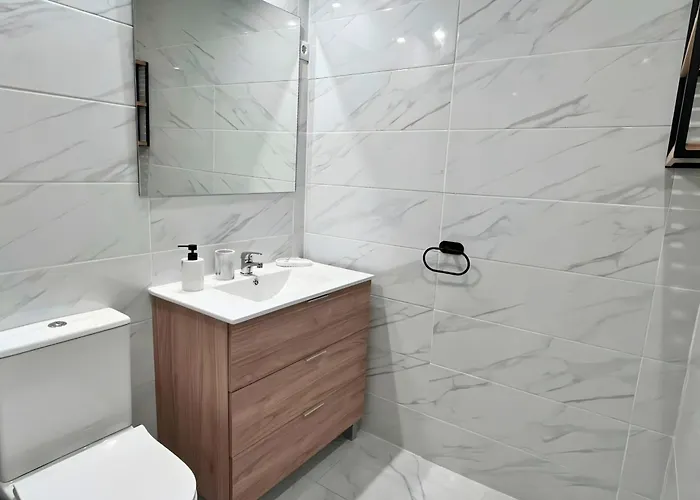 Spacious 3 Bedroom Renovated 500 M From The Beaches Apartment *